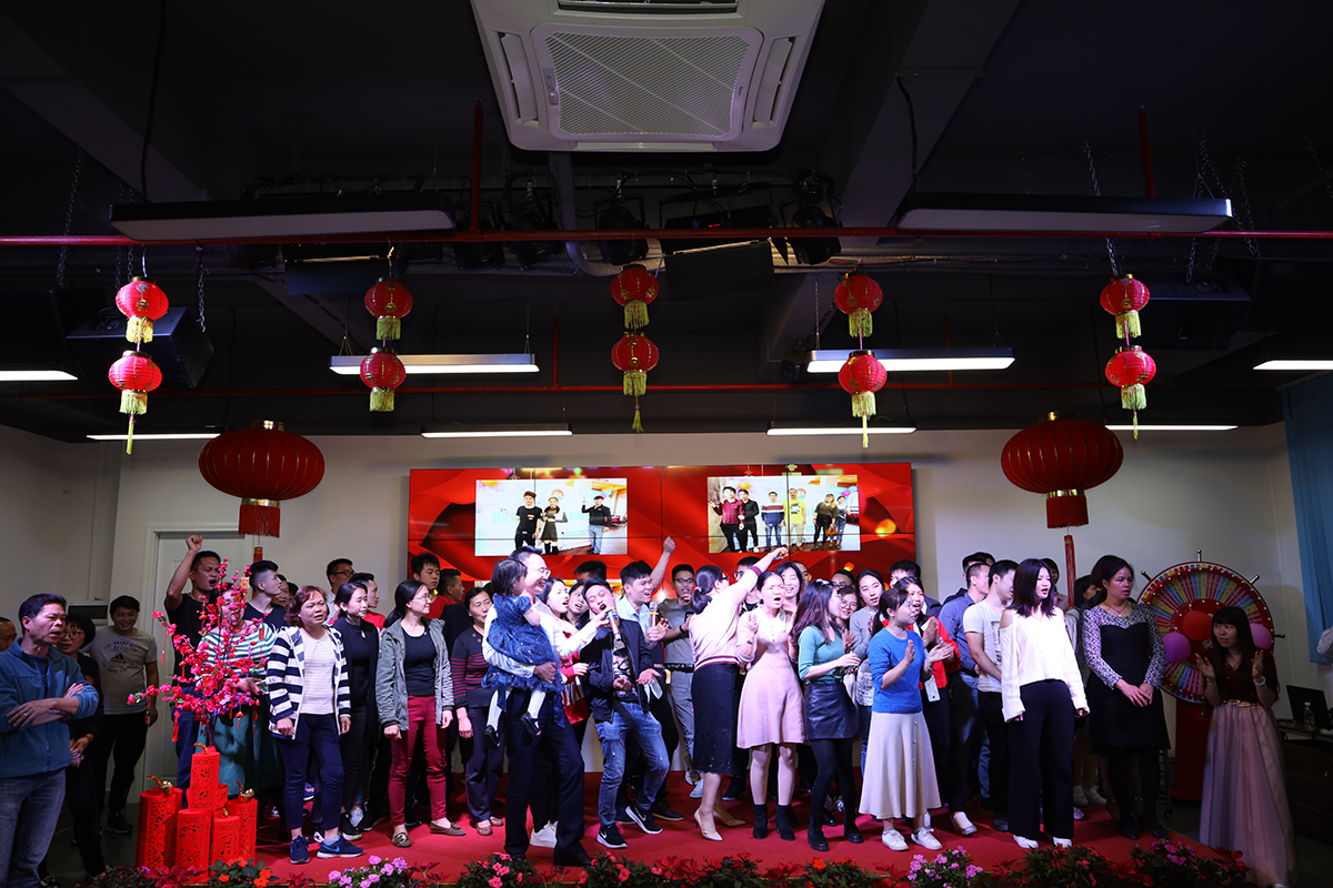 廣州香妃直播APP下载全體大合唱《明天會更好》